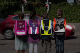 Sichtbarkeit von Schulranzen. Reflektoren werden angeleuchtet