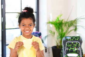 Step by Step steht für Nachhaltigkeit - Mädchen mit Herz in der Hand